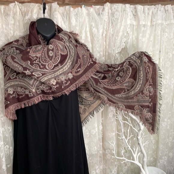 Stunning Shawl, Wrap, Scarf, Paisley - Picture 7 of 7